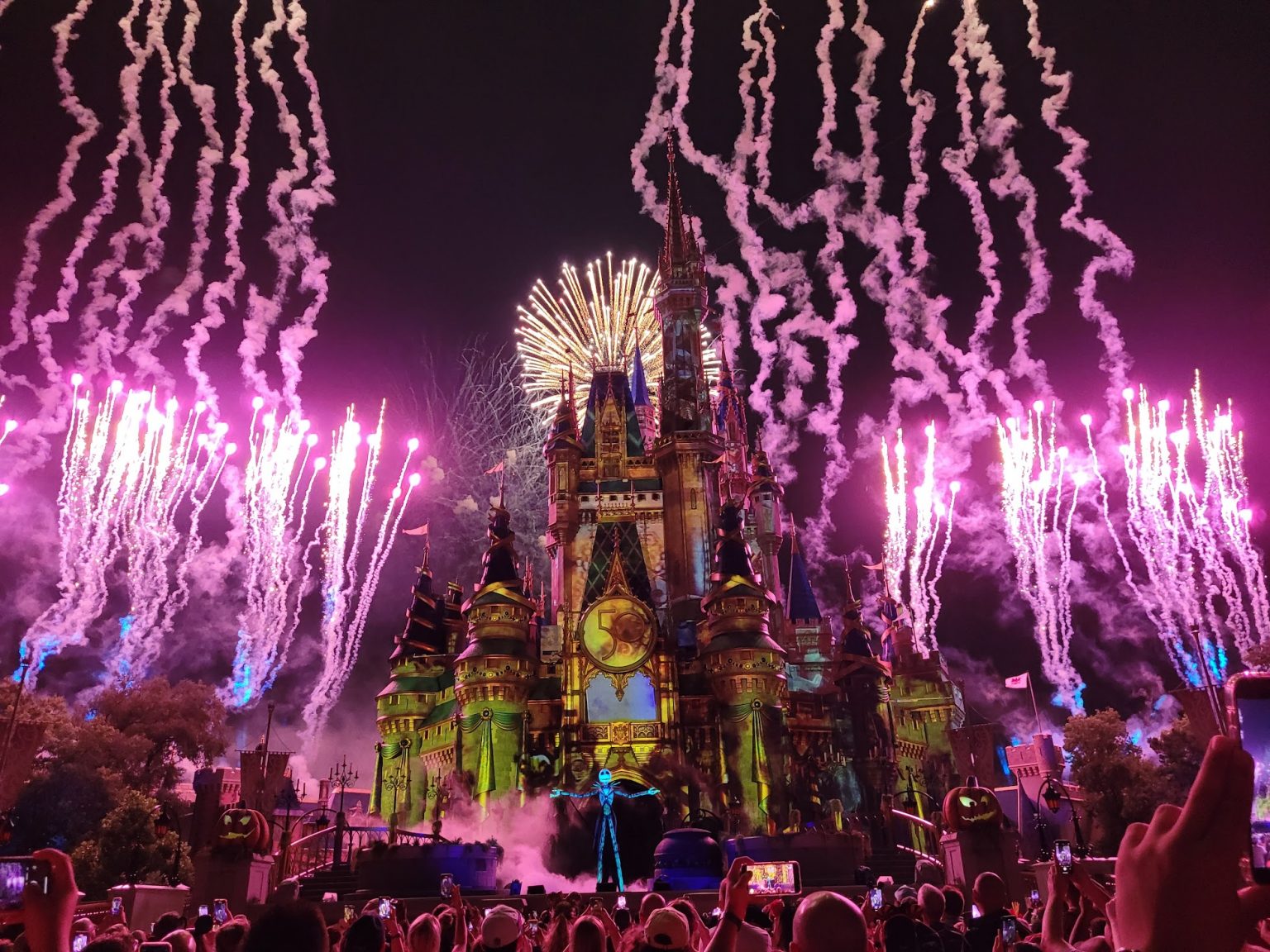 ir-a-la-fiesta-de-halloween-no-tan-aterradora-de-mickey-sin-ni-os